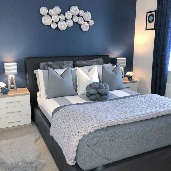 Père Noël et renne dessiné sur fond de cœur rose avec cadeaux étoilés et texte ‘Happy Christmas’.